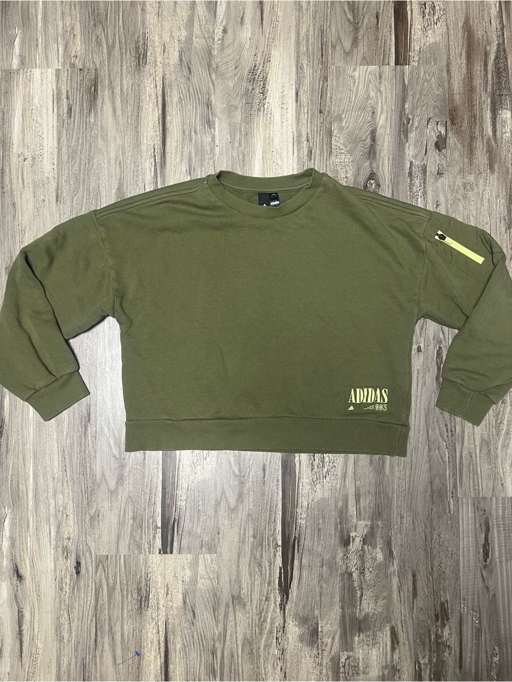 adidas Women's NOV Crew 2 Utility Pocket Cropped Fleece Sweatshirt Olive S